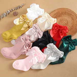 Colección de calcetines altos coloridos para niños con grandes lazos de satén decorativos
