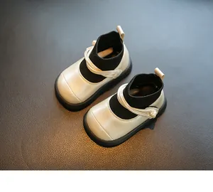 Détail de bottines d'hiver crème pour petites filles avec revers en tricot noir