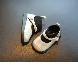 Détail de bottines pour bébés filles en maille crème et noire avec semelle souple