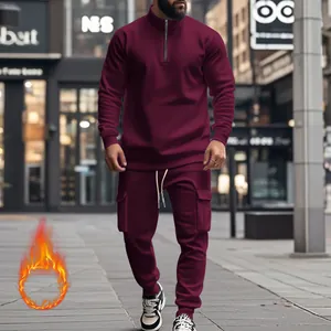 Chándal de hombre burdeos con forro polar, media cremallera y pantalón cargo