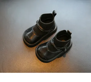 Vue détaillée de bottes d'automne hiver élégantes pour bébé avec détails tricot