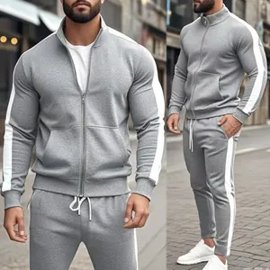 Detalle del chándal gris para hombre con cuello alto y rayas blancas laterales