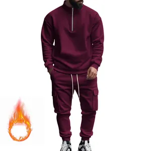 Chándal de hombre burdeos con forro polar, sudadera con cremallera y pantalón cargo.