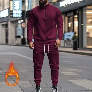 Detalle del chándal granate para hombre con top de forro polar y pantalones tipo cargo