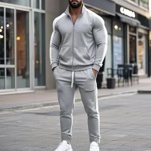 Detalle de chándal gris de hombre de dos piezas con rayas laterales blancas y cuello.