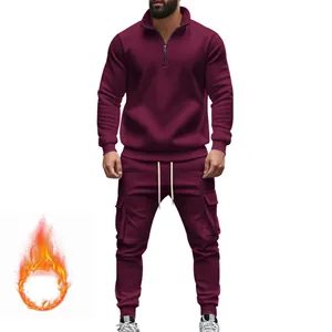 Detalle del chándal de forro polar burdeos para hombre con sudadera y pantalones cargo