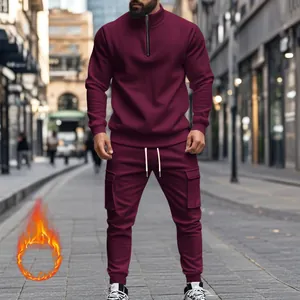 Vista detallada del chándal de felpa granate para hombre con joggers cargo y cremallera