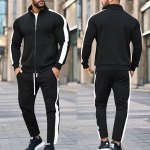 Vista detallada del chándal negro para hombre con rayas laterales blancas y cuello