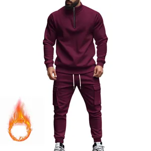 Primer plano de chándal de forro polar burdeos para hombre con pantalón cargo