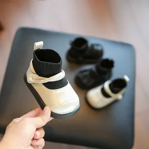 Chaussures de marche antidérapantes à semelle souple pour bébé fille avec design de bottines