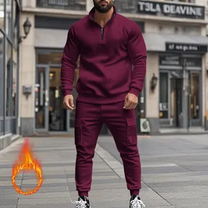Chándal de invierno burdeos para hombre con forro polar y bolsillos tipo cargo.