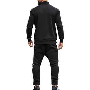 Vista posterior de chándal negro para hombre con rayas laterales blancas y cuello alto
