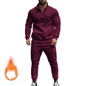 Chándal de forro polar burdeos para hombre con parte superior con cremallera y pantalones cargo.