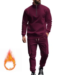 Detalle de chándal burdeos para hombre forrado de felpa con sudadera de media cremallera y cargo