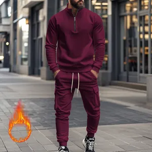 Chándal deportivo burdeos para hombre con sudadera de media cremallera y pantalón tipo cargo