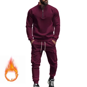 Detalle del chándal de forro polar granate para hombre con media cremallera