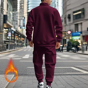 Vista trasera de un hombre con chándal deportivo de forro polar burdeos en una calle urbana