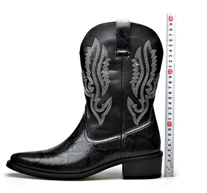 Schwarzer Cowboystiefel mit weißer Stickerei und Schlangenmuster, 27 cm Höhenmaßanzeige