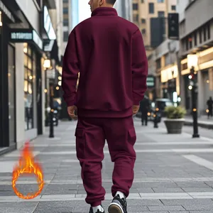 Vista trasera de un chándal de forro polar burdeos para hombre en una calle urbana