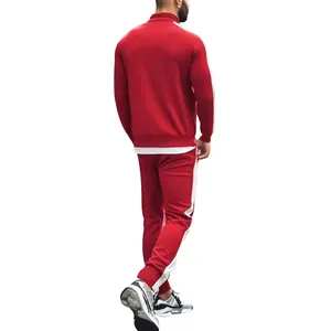 Vista trasera del chándal rojo para hombre con rayas blancas y cuello levantado.