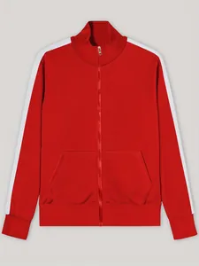 Detalle de chaqueta deportiva roja para hombre con cuello alto y rayas en las mangas