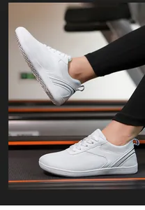 Vue détaillée latérale de baskets en maille blanche sur un tapis roulant professionnel