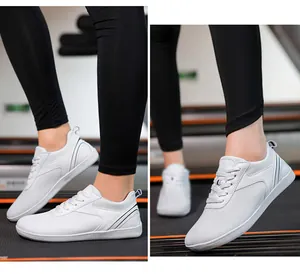 Vue latérale de baskets de marche blanches en maille respirante sur un tapis roulant