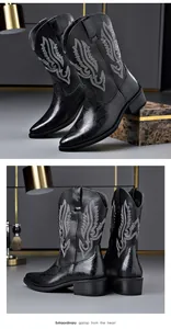 Detailansicht der Retro-Biker-Boots für Herren mit weißer Bestickung und V-Ausschnitt