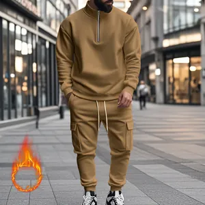Conjunto de chándal para hombre en color caqui con forro polar y pantalones cargo