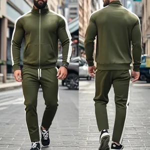 Chándal de hombre de dos piezas verde oliva con rayas laterales blancas en la ciudad