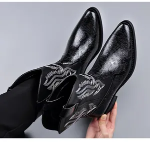 Nahaufnahme schwarzer Herren Motorradstiefel mit Stickerei und Schlangenmuster