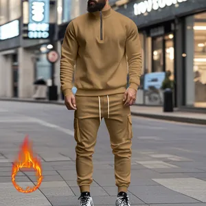Conjunto deportivo de hombre caqui con sudadera de media cremallera y pantalón cargo