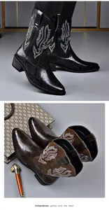 Detailansicht von Retro-Biker-Stiefeln für Herren mit Stickerei und Schlangenmuster.