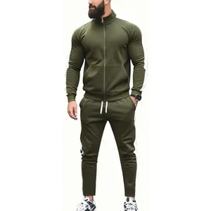 Chándal de hombre verde oliva con rayas blancas laterales en un modelo.