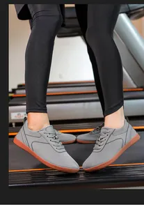 Vue détaillée des baskets décontractées en fly-knit gris avec semelles marron au gym