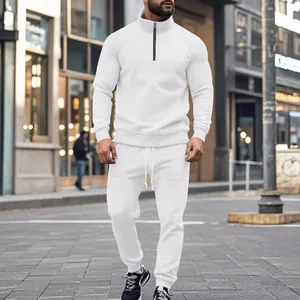 Modelo masculino con chándal de jacquard blanco en un entorno de calle urbana moderna
