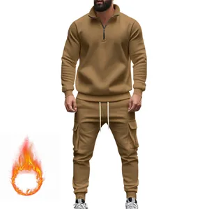 Conjunto de chándal de felpa caqui para hombre con sudadera de cremallera y pantalones cargo