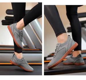 Détail de chaussures de marche grises fly-woven sur un tapis de course en salle