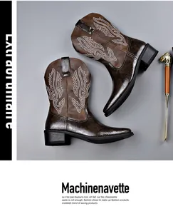 Detailansicht von braunen Western-Cowboystiefeln mit Stickerei und Schlangenmuster.