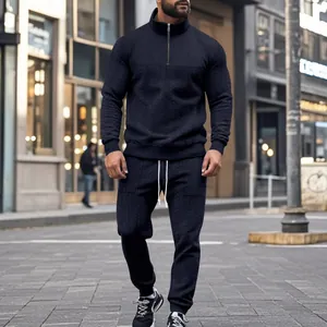 Vista detallada del chándal azul marino con estampado jacquard para hombre en entorno urbano.