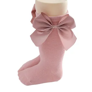 Lindos calcetines altos rosas para bebé con grandes lazos de satén para la moda de niñas