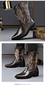 Detailansicht brauner Vintage-Herren-Cowboystiefel mit Stickerei und Schlangenhaut-Optik