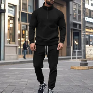Detalle de chándal negro para hombre con textura jacquard y cremallera media de moda.