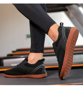 Gros plan de chaussures de marche noires en mesh avec semelles en gomme sur tapis roulant