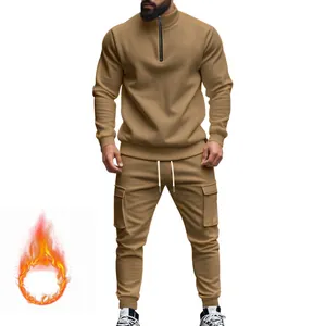 Vista completa de chándal de forro polar cálido para hombre con media cremallera en camel