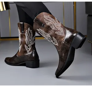 Detaillierte Seitenansicht der Vintage-Bikerstiefel für Herren mit weißen Stickereien