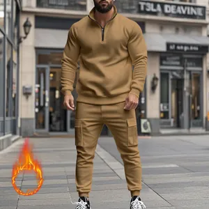 Conjunto de sudadera camel con cremallera y pantalón cargo para hombre, forro polar