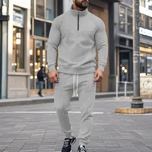 Detalle de cuerpo entero de chándal gris jacquard para hombre en modelo en la calle