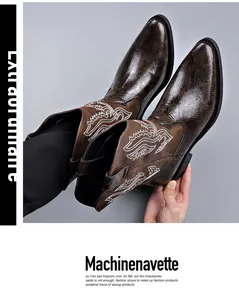 Detailaufnahme von braunen Motorradstiefeln mit Schlangenhaut-Textur und Stickerei.
