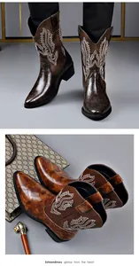 Detail der Retro-Ritterstiefel für Herren mit weißer Stickerei und Schlangenhauttextur